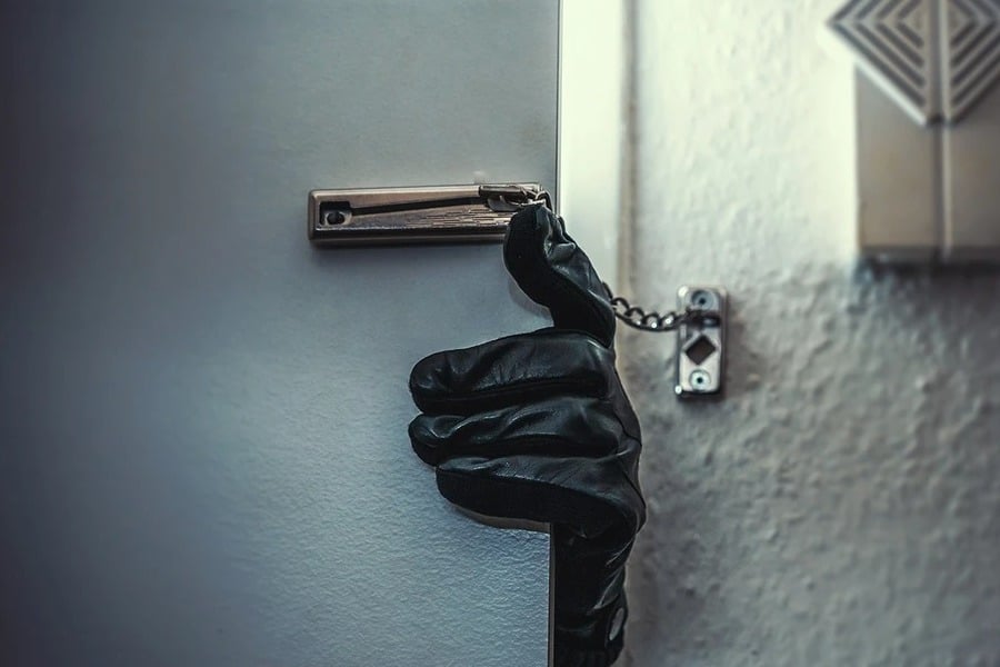 Τρομακτικές στιγμές για μια μητέρα και τον γιο της στη Θήβα: Ήρθαν αντιμέτωποι με τέσσερις ληστές που εισέβαλαν στο σπίτι τους