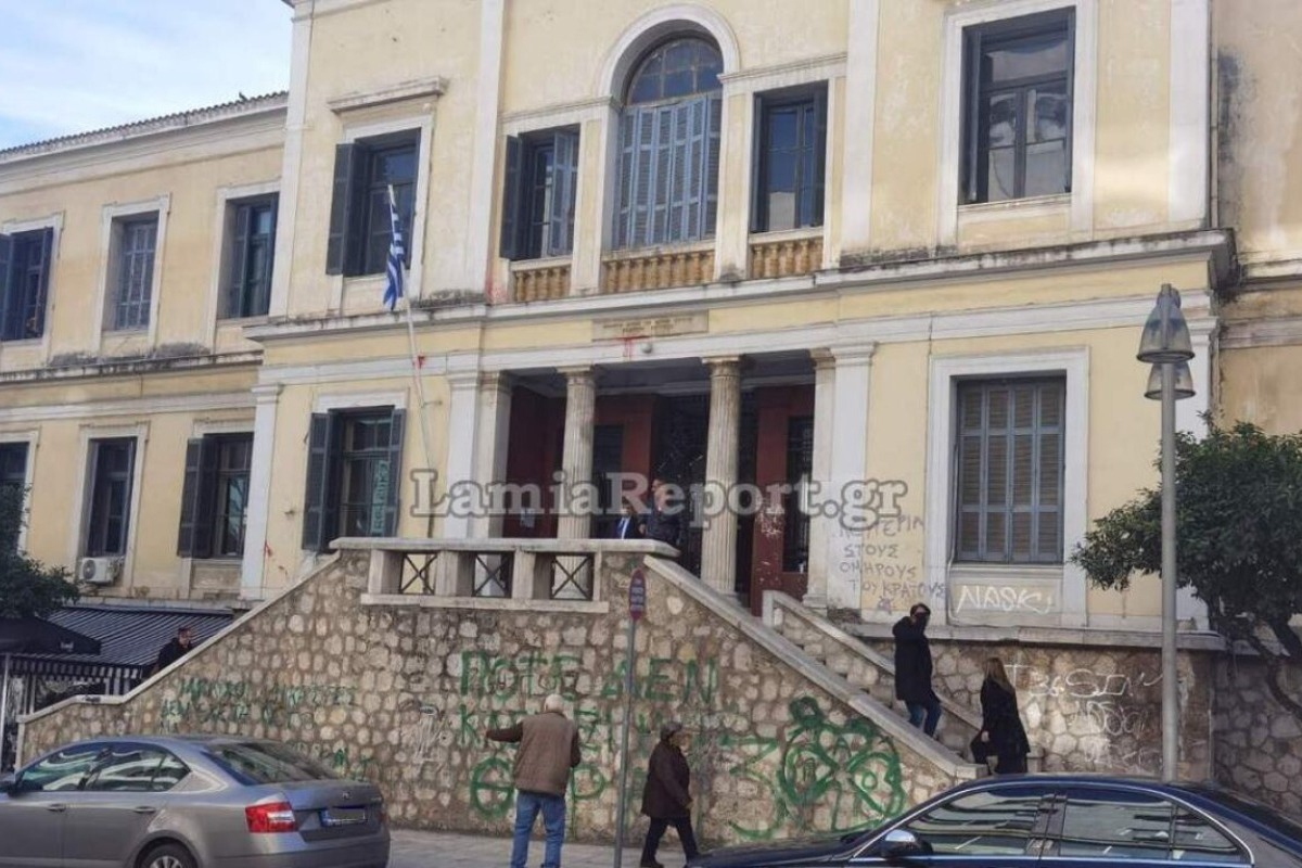 Εγκατέλειψε το 9,5 ετών αυτιστικό παιδί της στα δικαστήρια Λαμίας