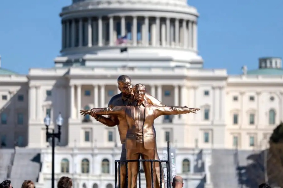 Αγαλμα Τραμπ – Επστάιν στην Ουάσιγκτον εμπνευσμένο από τη διάσημη σκηνή του «Τιτανικού»: «I’m the king of the world»