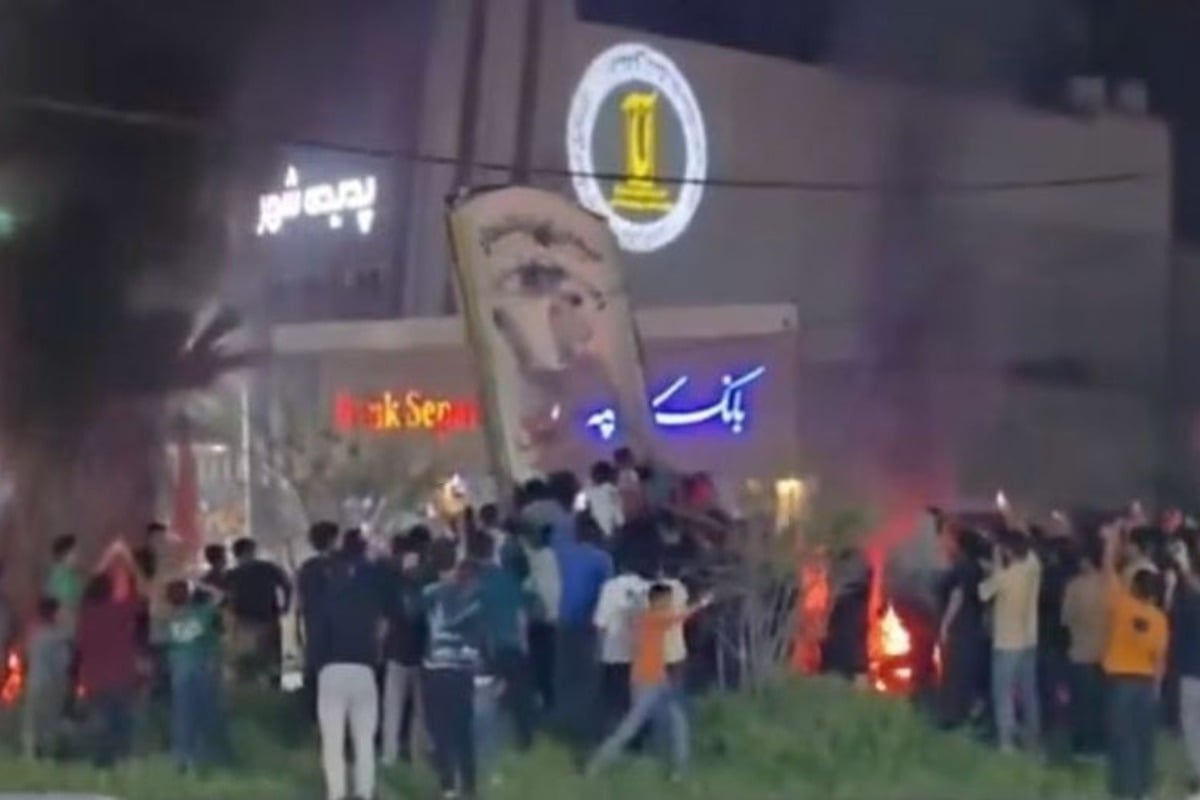 Iράν: Πλήθος κατέστρεψε μνημείο του Χαμενεΐ - «Ονειρεύομαι; Γεια σου καινούργιο κόσμε!»