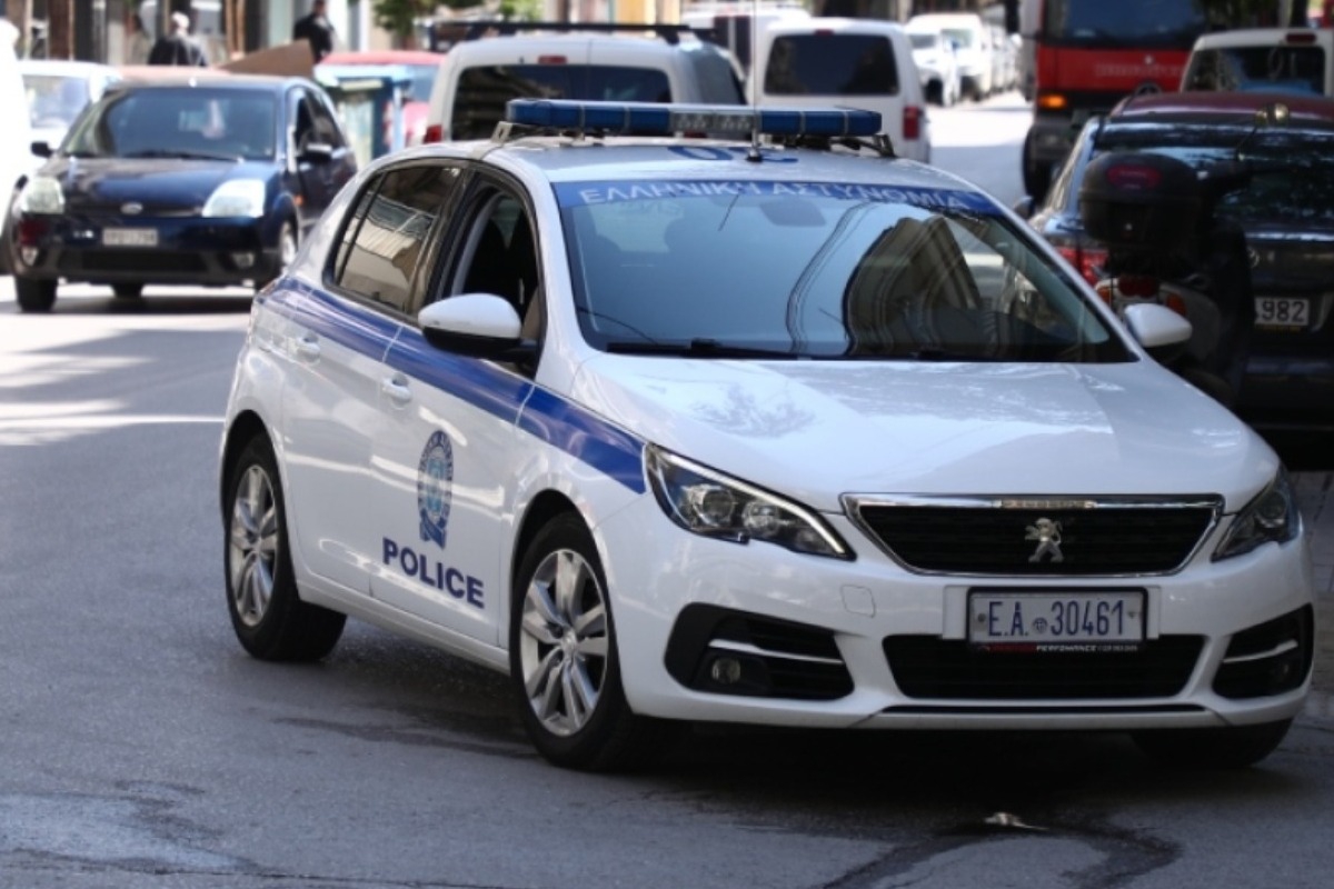 Θεσσαλονίκη: Οδηγός άνοιξε την πόρτα ΙΧ ενώ περίμενε στο φανάρι, χτύπησε οδηγό δικύκλου και έφυγε ανενόχλητη