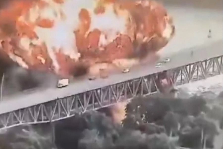 Βίντεο από τη μεγάλη έκρηξη σε βυτιοφόρο στη διώρυγα του Παναμά που τύλιξε στις φλόγες την «Γέφυρα της Αμερικής»