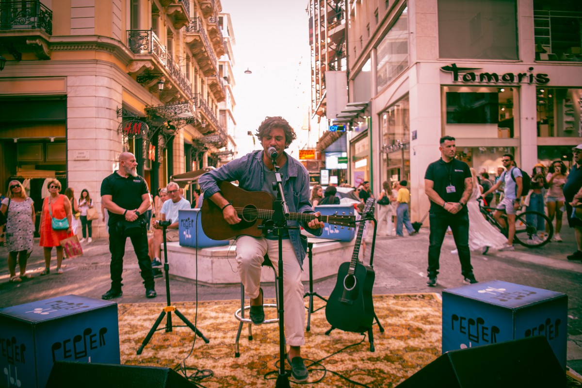 Jack Savoretti: Αιφνιδιαστική εμφάνιση στην Ερμού πριν τη συναυλία του στο Λυκαβηττό