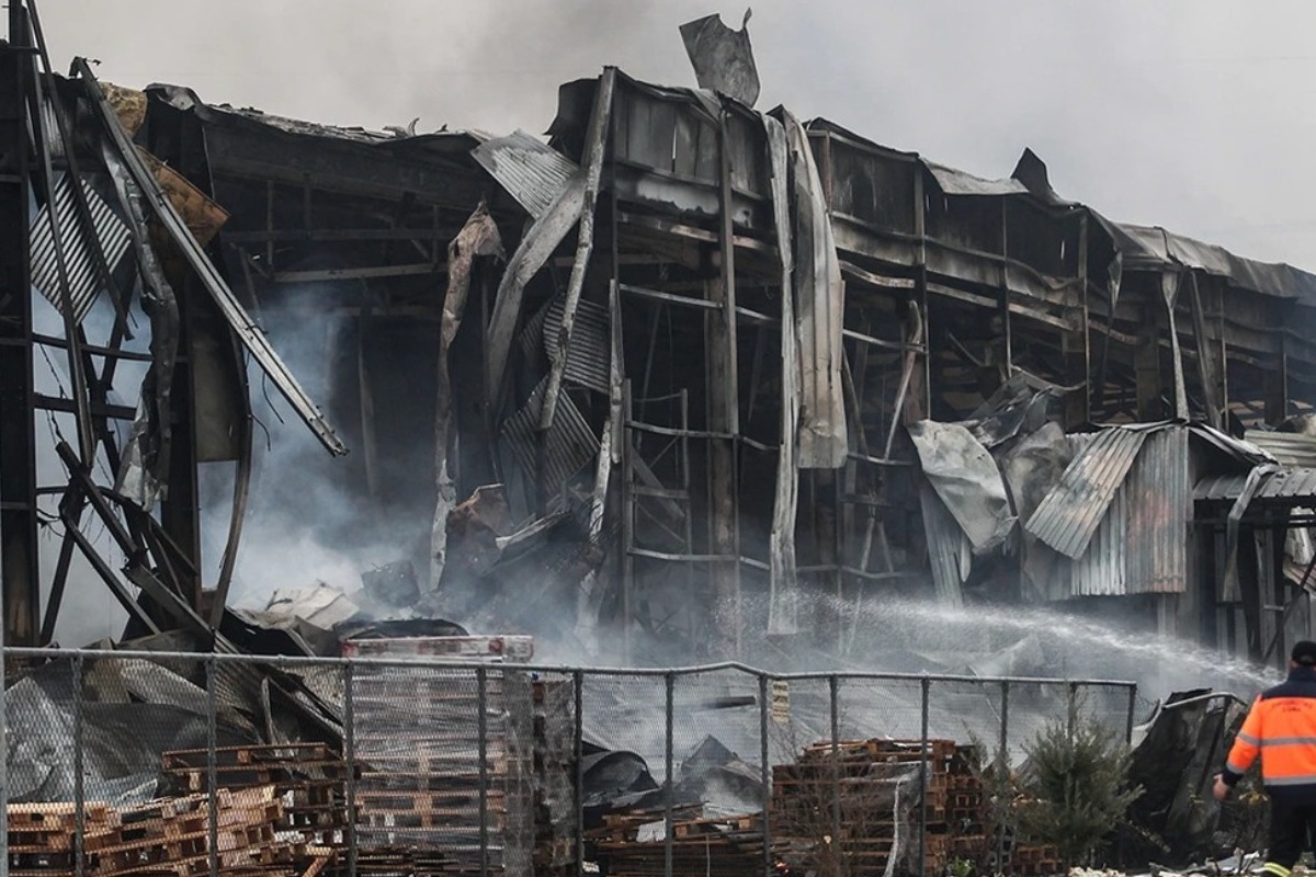 Πολύμηνη διαρροή βλέπουν οι ειδικοί πίσω από τη φωτιά στη «Βιολάντα» – Φόβοι για νέα ανάφλεξη και έκρηξη