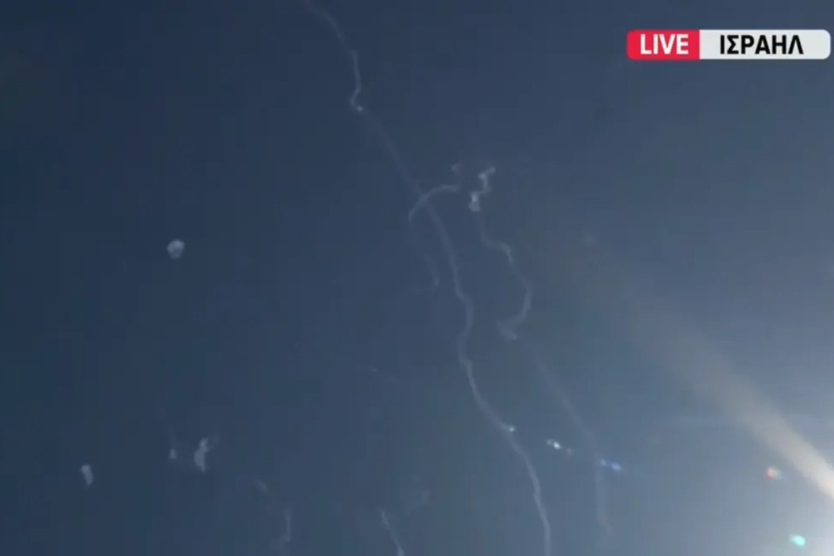 Η ΕΡΤ κατέγραψε live την κατάρριψη ιρανικών βλημάτων από την αεροάμυνα του Ισραήλ: «Είναι ακριβώς από πάνω μας»
