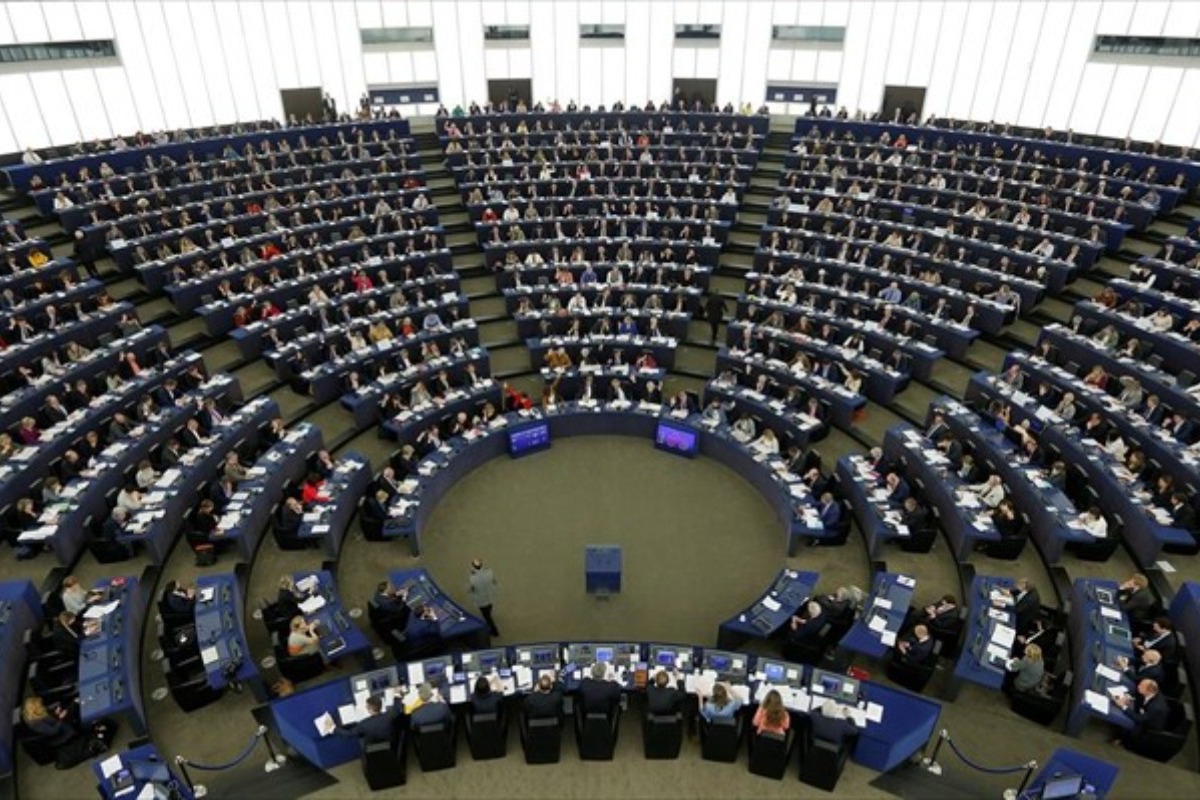 Ευρωκοινοβούλιο: Αναστέλλονται οι εμπορικές συμφωνίες ΕΕ-ΗΠΑ μέχρι να σταματήσουν οι απειλές Τραμπ