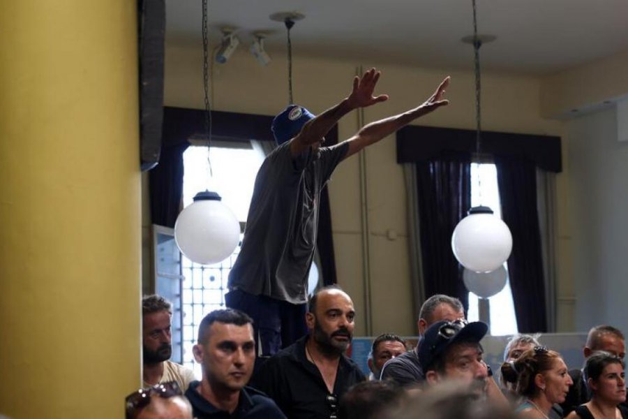 Έξαλλοι κτηνοτρόφοι μπούκαραν στη συνεδρίαση για τον αφθώδη πυρετό στη Λέσβο, παραιτήθηκαν δύο άτομα, δείτε βίντεο