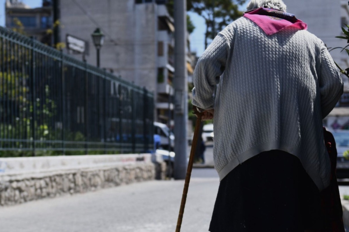 Αγρίνιο: Ηλικιωμένη πέταξε 36.000 ευρώ και κοσμήματα από το μπαλκόνι για να «καταγραφούν»