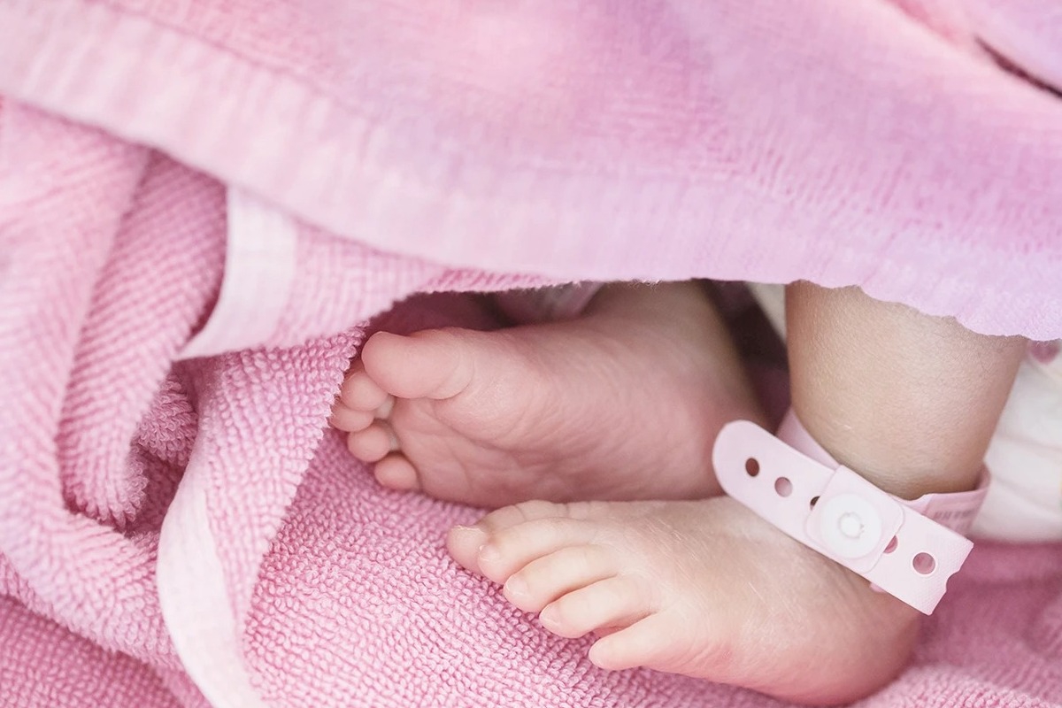 Κακοποίηση μωρού 10 μηνών στην Πάτρα: Οι τραγικές συνθήκες διαβίωσης – «Το δάγκωσαν τα ξαδέρφια του» λέει η μητέρα