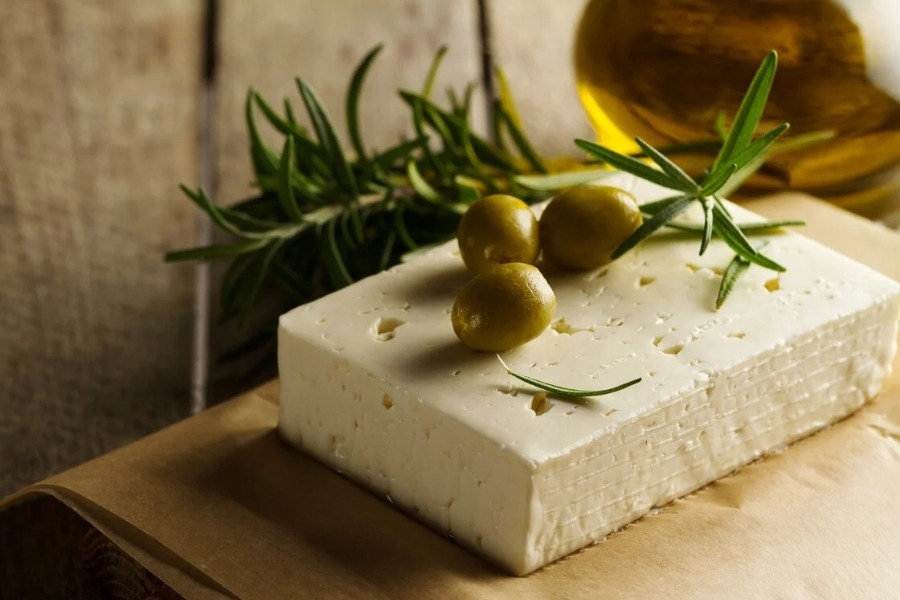 Ο Τραμπ απειλεί και τη φέτα: «Η διαμάχη επιδεινώνει τους δεσμούς Αμερικής με Ευρώπη»