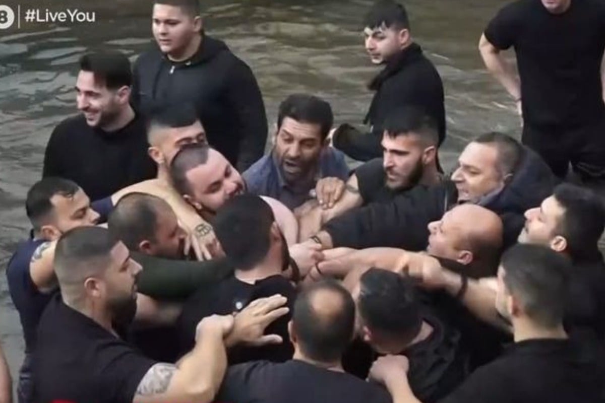 «Τίμιο ξύλο» στη Φλώρινα: Βούτηξαν να πιάσουν τον Σταυρό και πλακώθηκαν