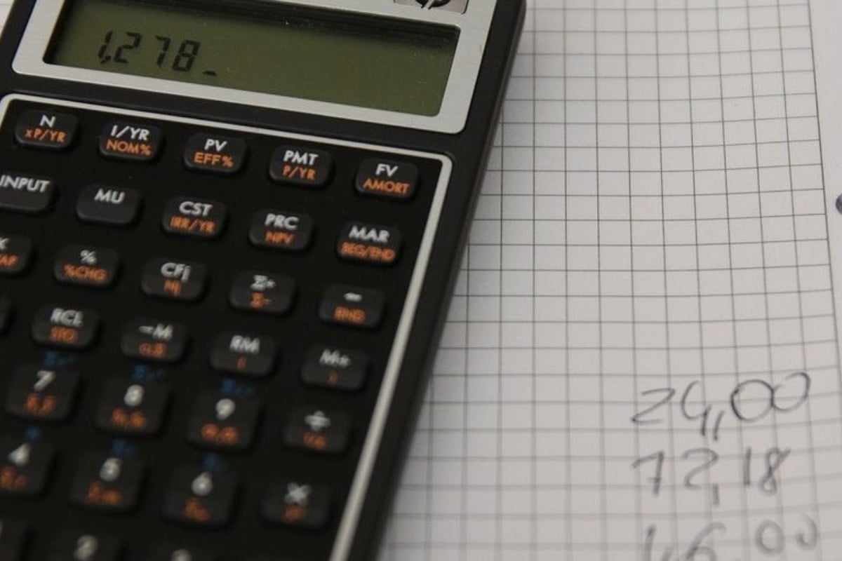 Ελεύθεροι επαγγελματίες: Πόσο θα επιβαρυνθούν φορολογικά από φέτος - Τι γίνεται με τα μπλοκάκια