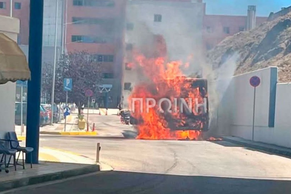 Λεωφορείο πήρε φωτιά μέσα στο νοσοκομείο Καβάλας, δείτε βίντεο