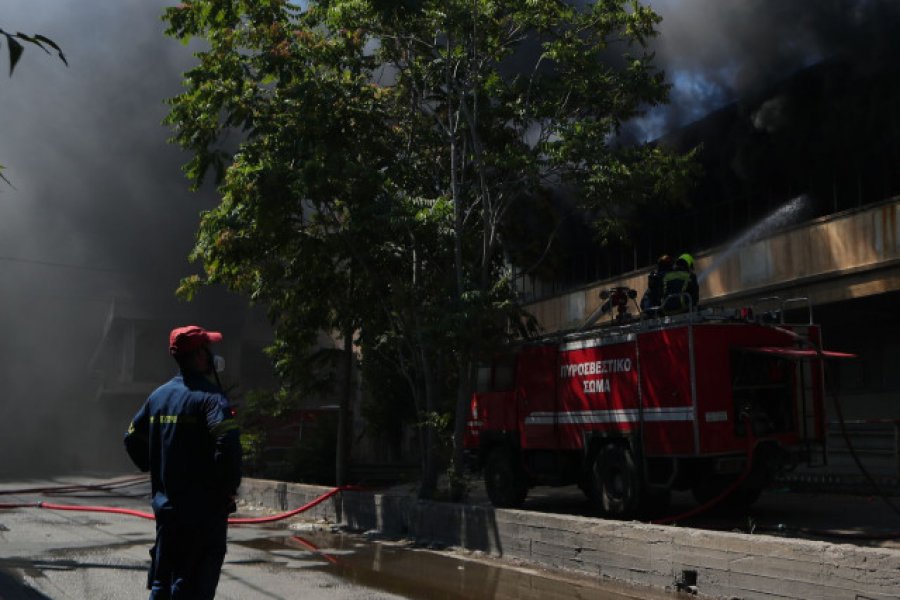 Φωτιά σε εργοστάσιο στο Αιγάλεω: Κατέρρευσε τμήμα της οροφής