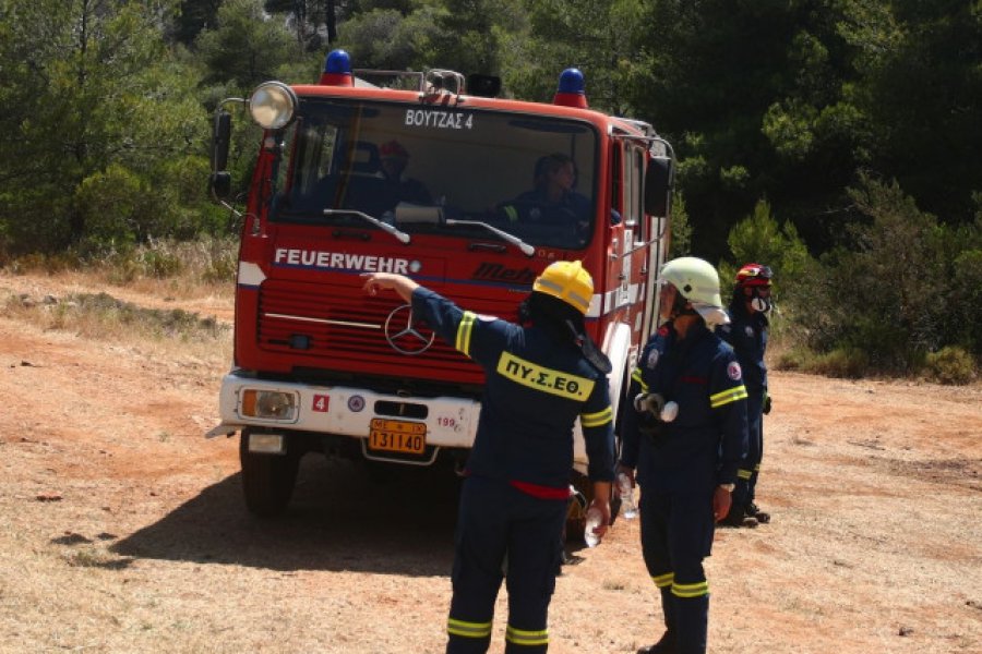 Φωτιά τώρα στο Λουτράκι - Επιχειρούν 47 πυροσβέστες και ένα ελικόπτερο