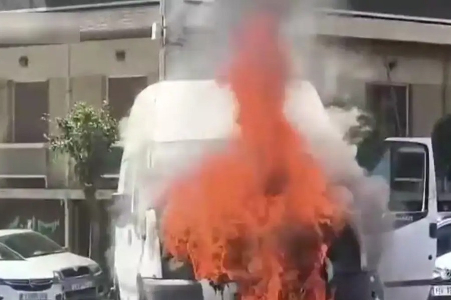 Νίκαια: Βανάκι «λαμπάδιασε» τη στιγμή που κινούταν σε κεντρικό δρόμο