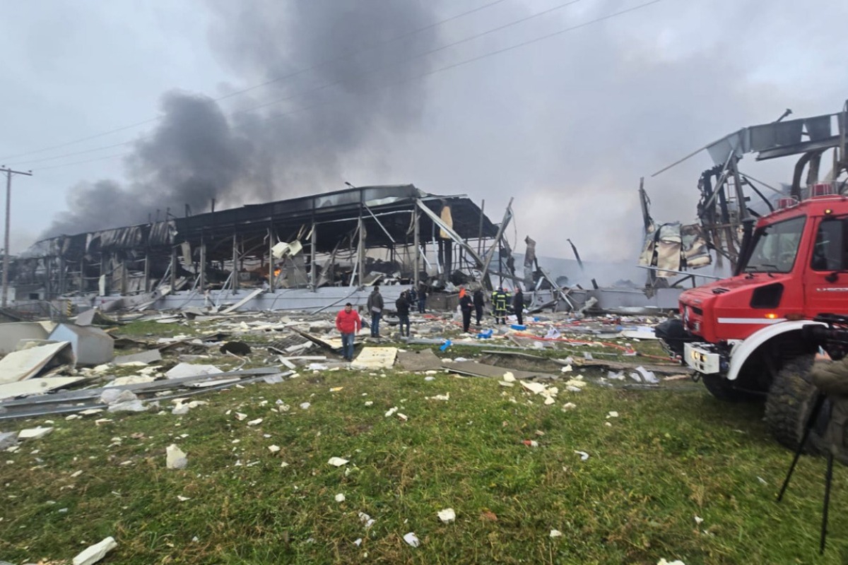 Τρεις γυναίκες νεκρές από τη μεγάλη φωτιά στο εργοστάσιο της Βιολάντα στα Τρίκαλα