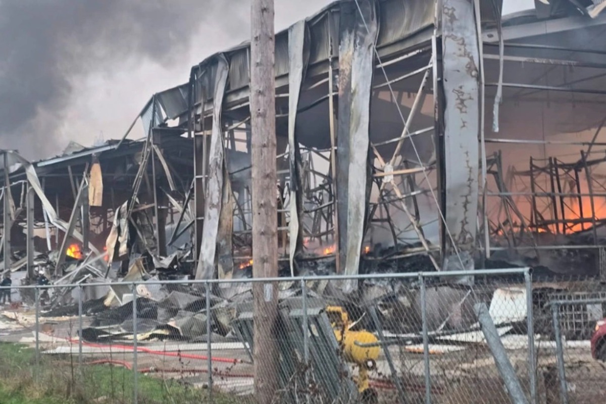 Τρεις γυναίκες νεκρές από τη μεγάλη φωτιά στο εργοστάσιο της Βιολάντα στα Τρίκαλα