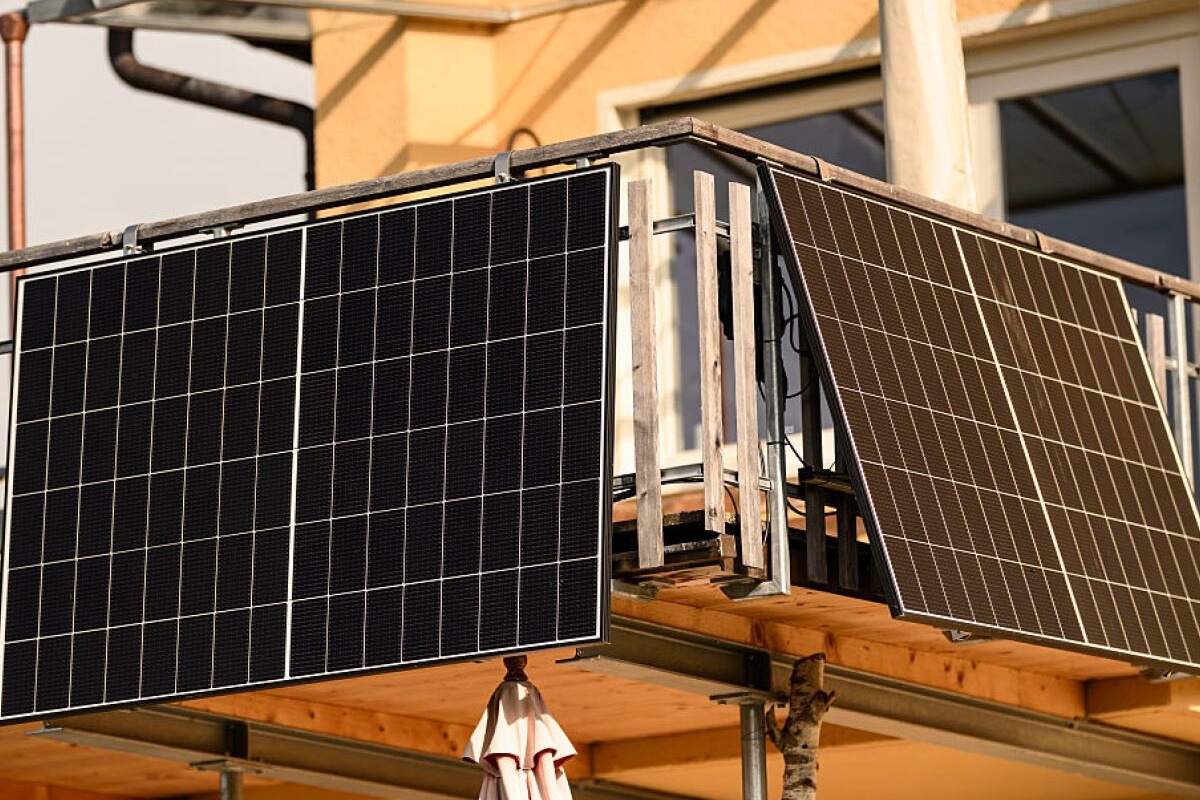 Η Βρετανία φέρνει «plug-in» φωτοβολταϊκά για τα σπίτια για να καταπολεμήσει την ενεργειακή κρίση λόγω του πολέμου στο Ιράν