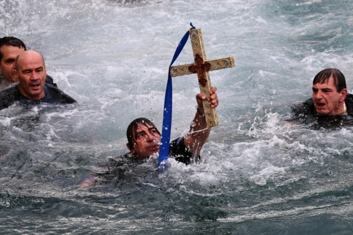 Δείτε βίντεο και φωτογραφίες από τα Θεοφάνια σε Αθήνα και Πειραιά