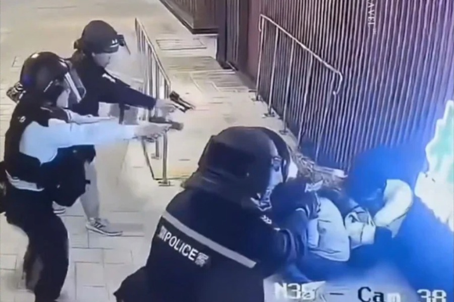 Αστυνομικοί πυροβολούν και σκοτώνουν έναν άνδρα λίγο πριν μαχαιρώσει μία γυναίκα σε εμπορικό κέντρο στο Χονγκ Κονγκ, δείτε βίντεο