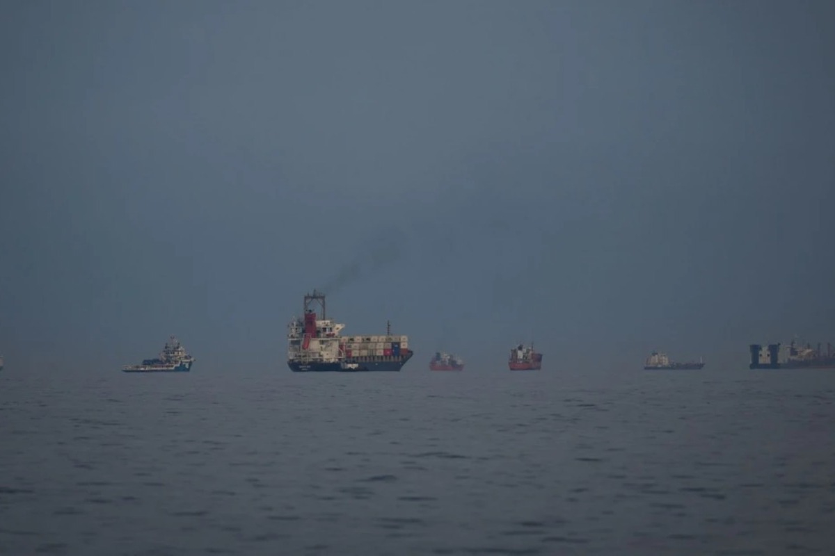 Τρία φορτηγά πλοία δέχτηκαν πυρά στο Στενό του Ορμούζ σήμερα, ανάμεσά τους και το ελληνόκτητο «Epaminondas»