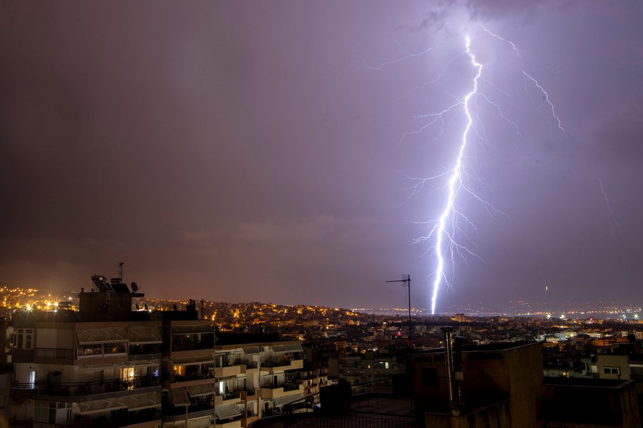 Η κακοκαιρία σφυροκοπά τη χώρα με μπουρίνια, χαλάζι και πάνω από 100.000 κεραυνούς σε μία ώρα – Σε ετοιμότητα η Αττική