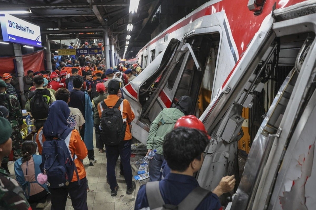 Σιδηροδρομική τραγωδία στην Ινδονησία: Τουλάχιστον 14 νεκροί και 81 τραυματίες, αγωνία για τους εγκλωβισμένους
