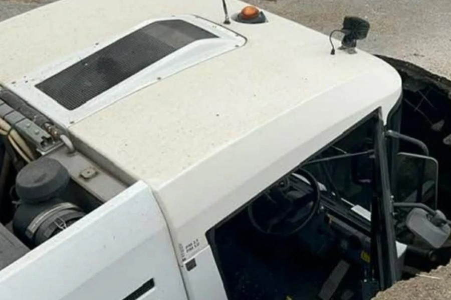 Δρόμος «ρούφηξε» μηχάνημα καθαρισμού στα Γιάννενα