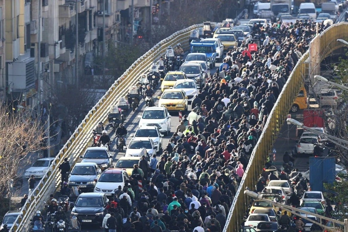 Χάος στο Ιράν: Ο λαός στους δρόμους κατά των Αγιατολάχ, τρεις νεκροί και εσωτερικές ρωγμές στο καθεστώς