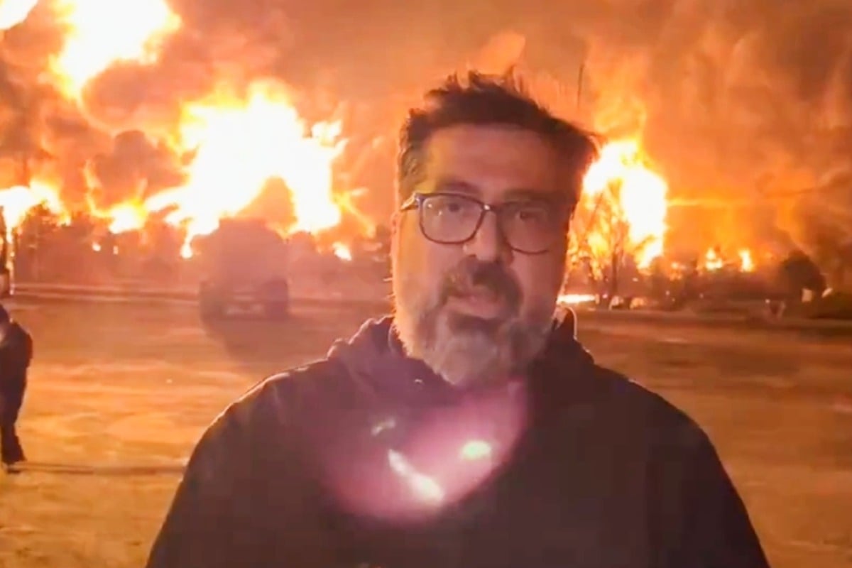 Δείτε βίντεο: Ιρανός ρεπόρτερ μεταδίδει μπροστά από «κόλαση φωτιάς», μετά από χτύπημα σε πετρελαϊκές εγκαταστάσεις