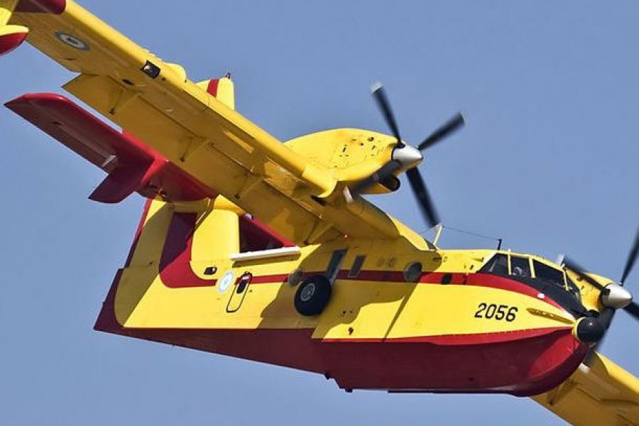 Ισπανία: Υποδοχή ήρωα σε Έλληνα πιλότο Canadair με «αψίδα νερού» - Βίντεο