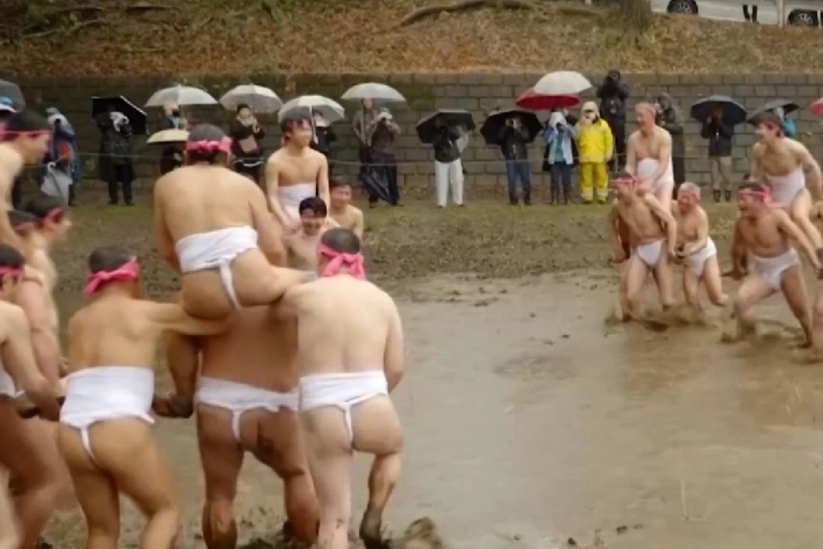 Έθιμο 200 χρόνων στην Ιαπωνία: Αντρες φορούν μόνο τα εσώρουχά τους και παλεύουν μέσα στο κρύο και τη λάσπη... για καλή σοδειά