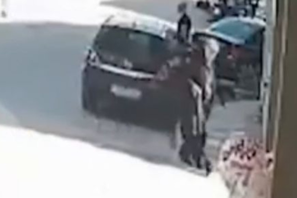 ΕΦΚΑ: Η στιγμή που ο 89χρονος με την καραμπίνα βγαίνει από το υποκατάστημα ενώ έχει πυροβολήσει