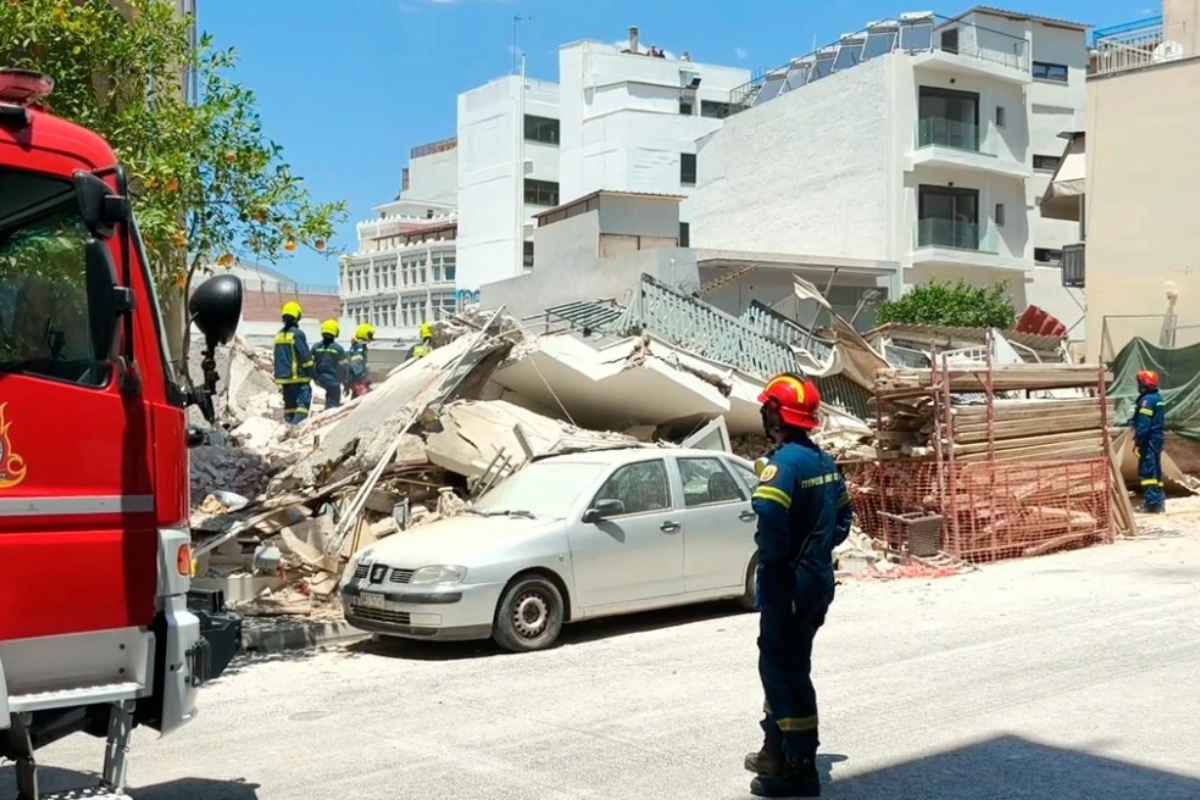Κατάρρευση πολυκατοικίας στα Πετράλωνα, πληροφορίες για εγκλωβισμένους