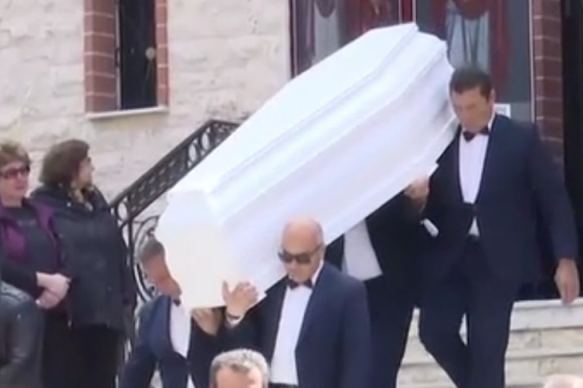 Σε κλίμα οδύνης το τελευταίο αντίο στον 27χρονο που δολοφονήθηκε στον Αγιο Δημήτριο