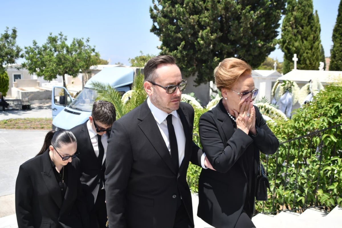 Συγκίνηση στο τελευταίο αντίο στον Βασίλη Λεβέντη, «δεν είμαι βιολογικό του παιδί, αλλά είχα την τύχη να τον αποκαλώ πατέρα» είπε ο γιος του