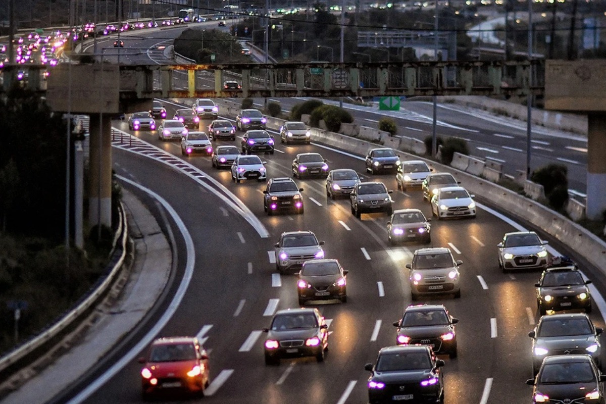 Τροχαίο στην Εθνική Οδό Αθηνών – Λαμίας: Φορτηγό ανατράπηκε στα Οινόφυτα στο ρεύμα προς Αθήνα