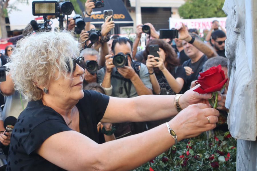 Κόκκινο τριαντάφυλλο άφησε η Μάγδα Φύσσα στο μνημείο του Παύλου, σε εξέλιξη συγκέντρωση στο Κερατσίνι, βίντεο και φωτογραφίες