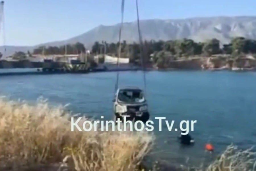 Η στιγμή της ανάσυρσης του αυτοκινήτου που έπεσε στον Ισθμό της Κορίνθου, πρόλαβε και βγήκε ο οδηγός, δείτε βίντεο
