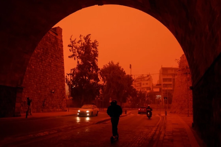 Γιατί ο ουρανός της Κρήτης βάφτηκε κόκκινος; Η επιστημονική εξήγηση πίσω από το σκηνικό