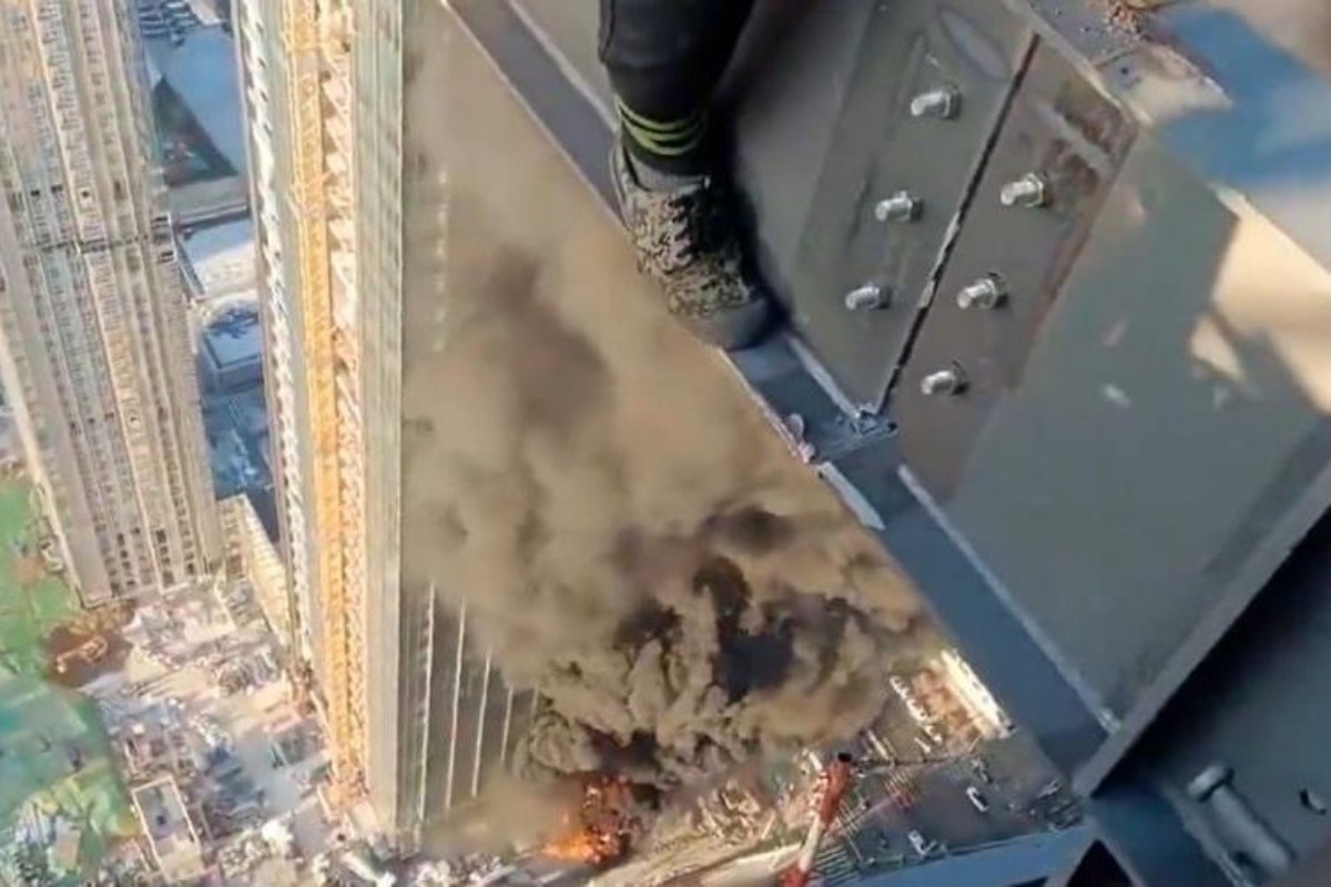 Τελ Αβίβ: Εργάτες σε σκαλωσιά βλέπουν από κάτω τους κτίριο να έχει χτυπηθεί από πύραυλο - Βίντεο