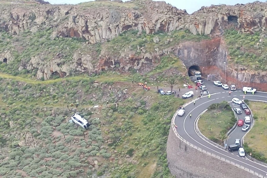 Τραγωδία στα Κανάρια Νησιά: Ένας νεκρός και τρεις σοβαρά τραυματίες από ανατροπή τουριστικού λεωφορείου