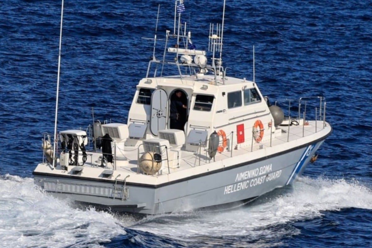 Καμένα Βούρλα: Βυθίστηκε σκάφος με τρεις επιβάτες - Σώθηκαν από το λιμενικό