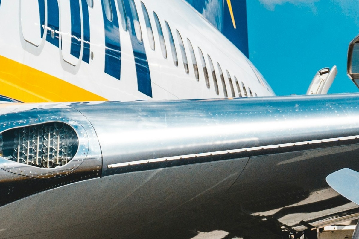 Ryanair: Η κόντρα με τον Μασκ αύξησε τις κρατήσεις - Επανεξετάζει το WiFi στον αέρα