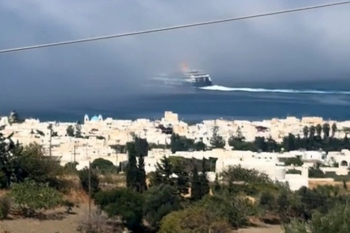 Καράβι «εξαφανίζεται» στην ομίχλη έξω από το λιμάνι της Πάρου - Δείτε το βίντεο