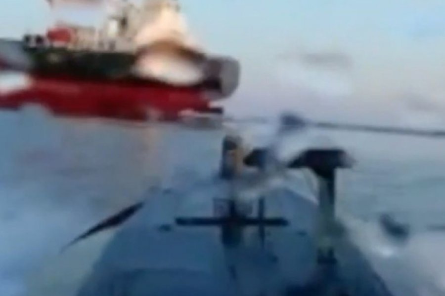 Μαύρη Θάλασσα: Η στιγμή που ουκρανικό USV χτυπά ρωσικό τάνκερ - Βίντεο