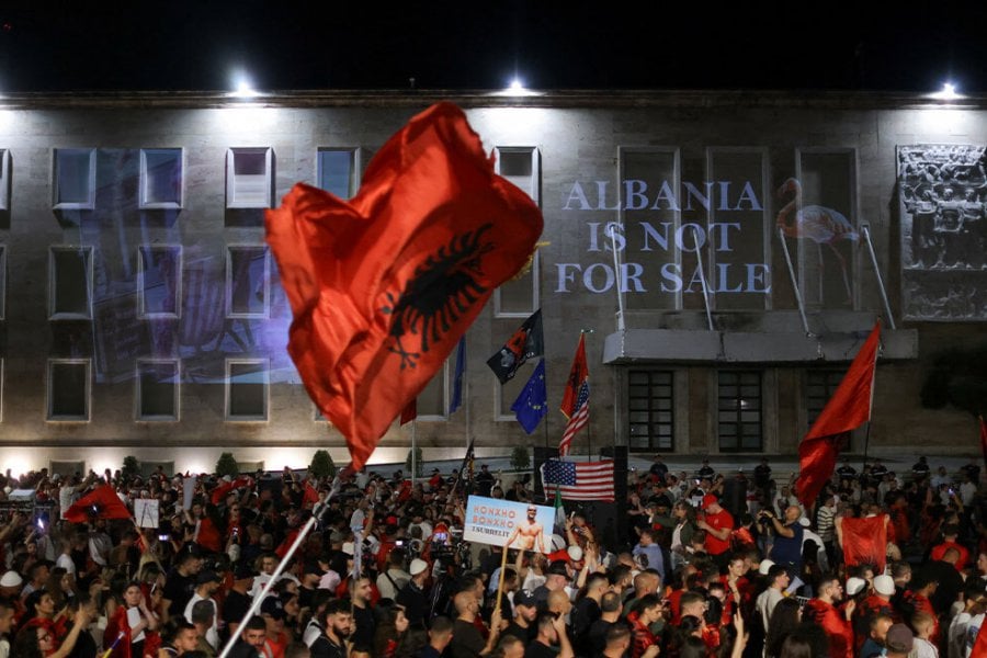 Μεγαλώνει η «επανάσταση των φλαμίνγκο» στην Αλβανία: Δεκάδες χιλιάδες στους δρόμους των Τιράνων ενάντια στην επένδυση Κούσνερ