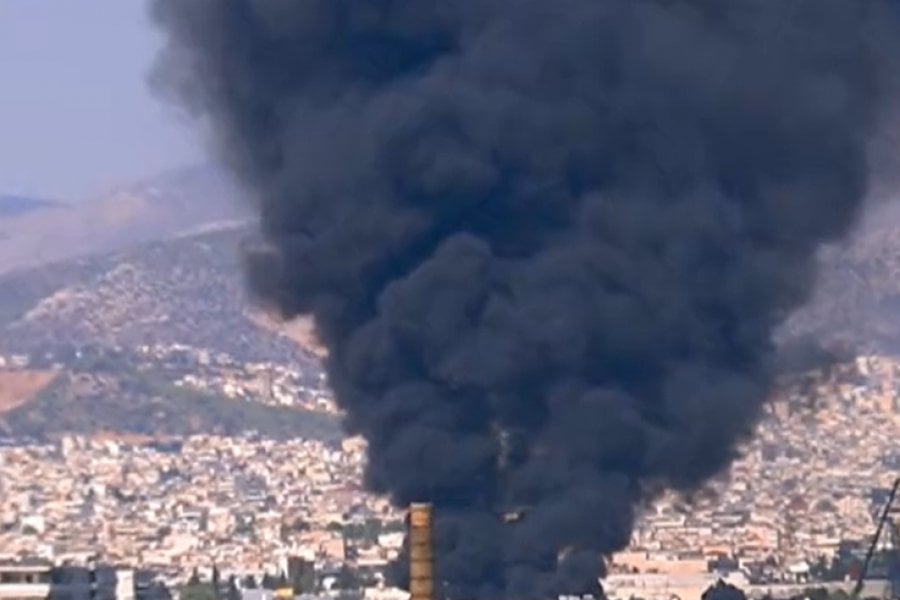 Μεγάλη φωτιά στου Ρέντη - Καίγονται λάστιχα και παλέτες