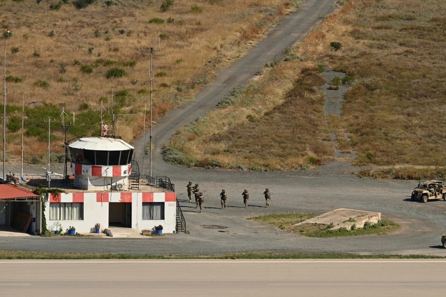 Προσήχθη Ιρακινός στα Μέγαρα: Πολίτης κατήγγειλε ότι τον είδε να βιντεοσκοπεί έξω από τη στρατιωτική βάση